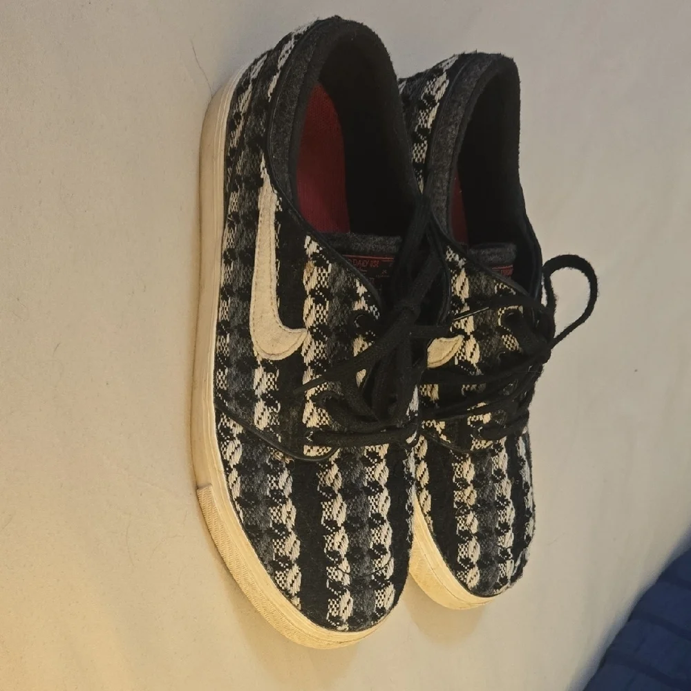 Nike Stefan Janoski sneakers. Size 8 RARE